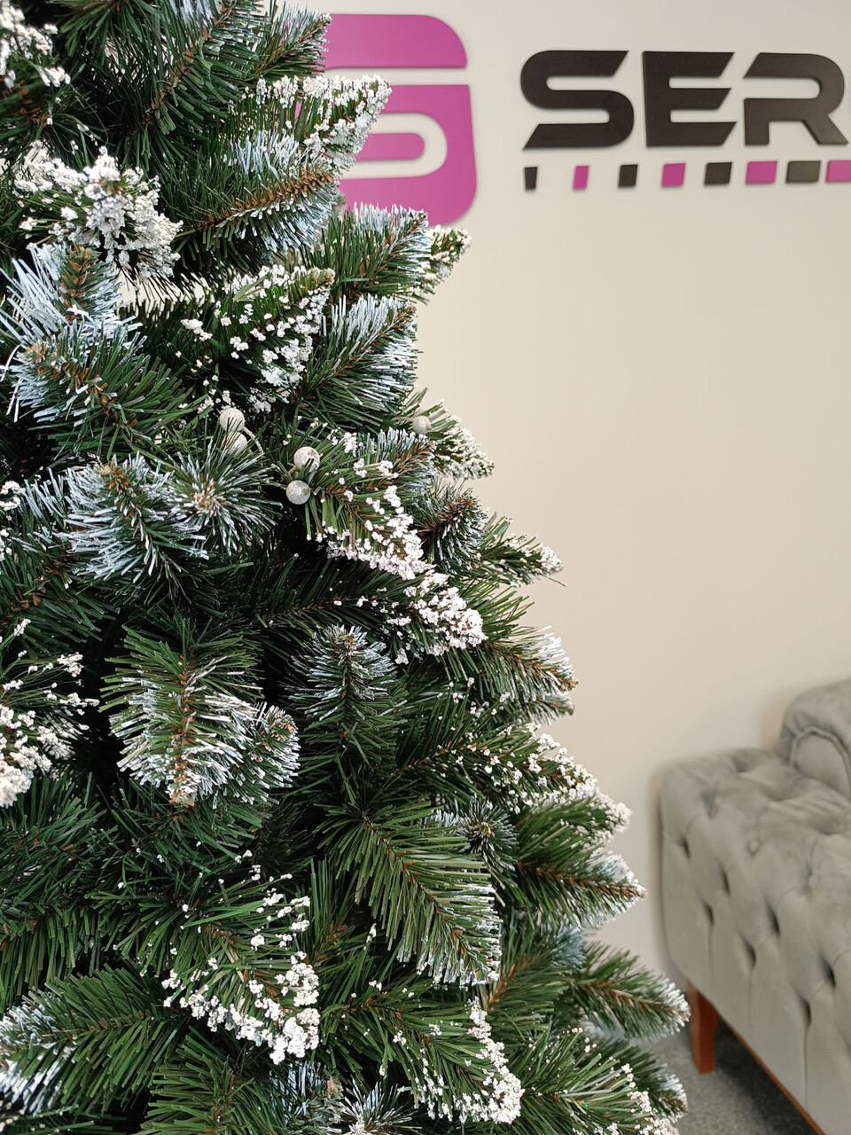 Brad artificial Christmas Deluxe by Sersimo, Crystal nins cu merisoare, 2D, 200cm — imaginea 8