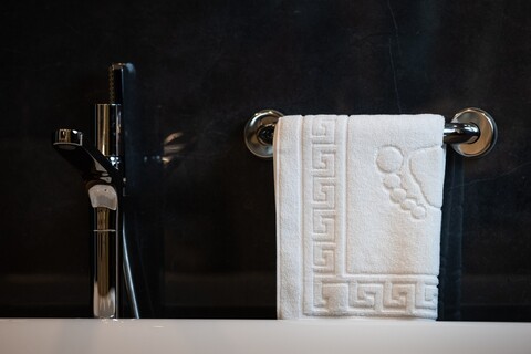 Set 2 prosoape pentru picioare, Greek Border Boutique, 50 x 70 cm, 100% bumbac cardat, 650 gr/mp, alb Guest
