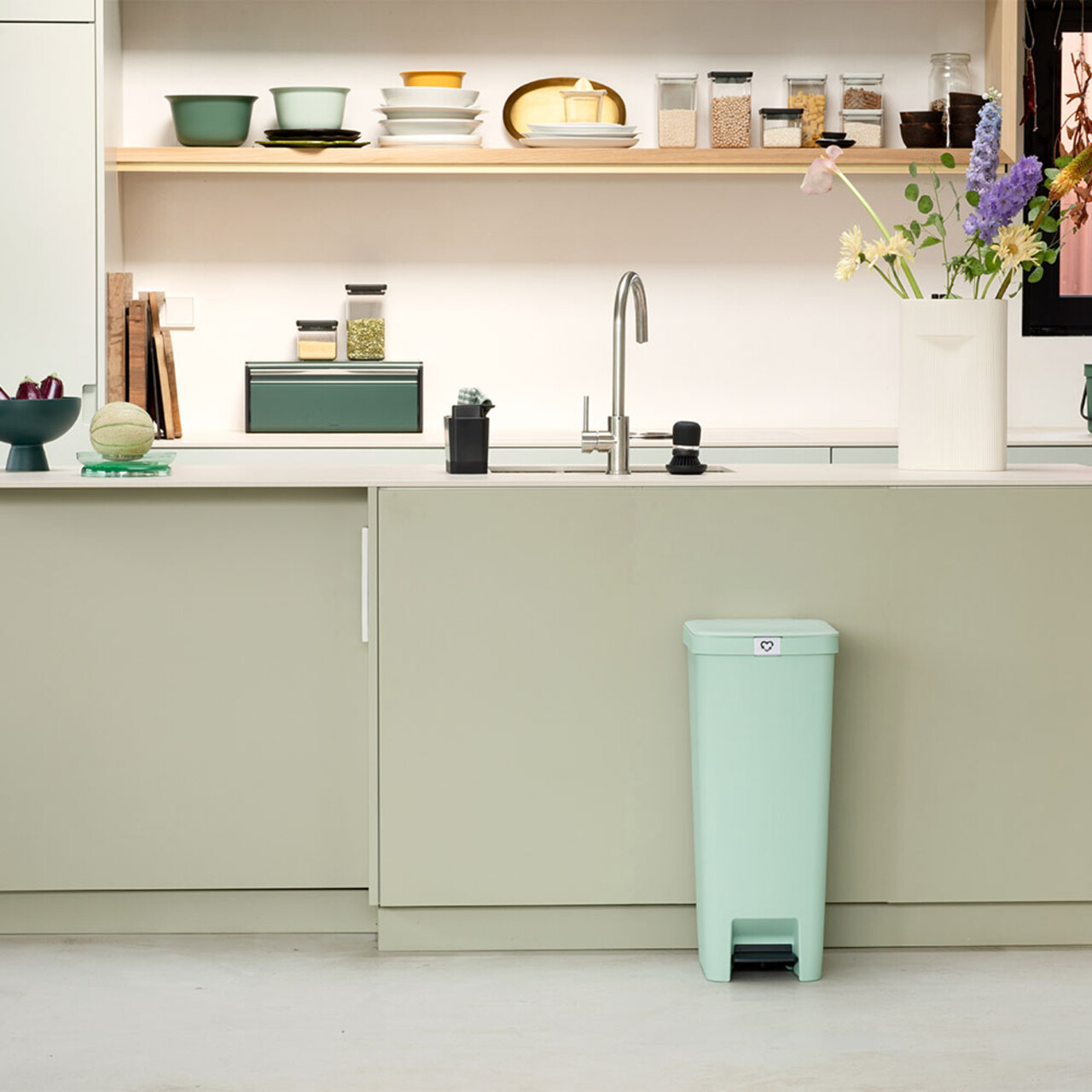Cos de gunoi cu pedala, Brabantia, StepUp, 40 L, 35.2x28x66.6 cm, polipropilena, verde jad