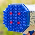 Pistol de baloane gigant cu LED-uri multicolore Gubles XL, InnovaGoods, incarcare USB, gri/albastru