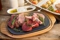 Platou pentru gratar cu suport din lemn, Villeroy & Boch, BBQ Passion, 21 x 31.5 cm, lemn de salcam/portelan premium