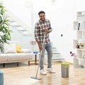 Set mop plat si galeata cu 2 compartimente Klirimop, InnovaGoods, cap rotativ 360º, 140 cm, 6 L, gri/galben
