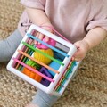 Joc Cutie de sortare cu forme Innybin, Fat Brain, Tomy, 21x14.6x14.6 cm, textil/plastic/silicon, multicolor