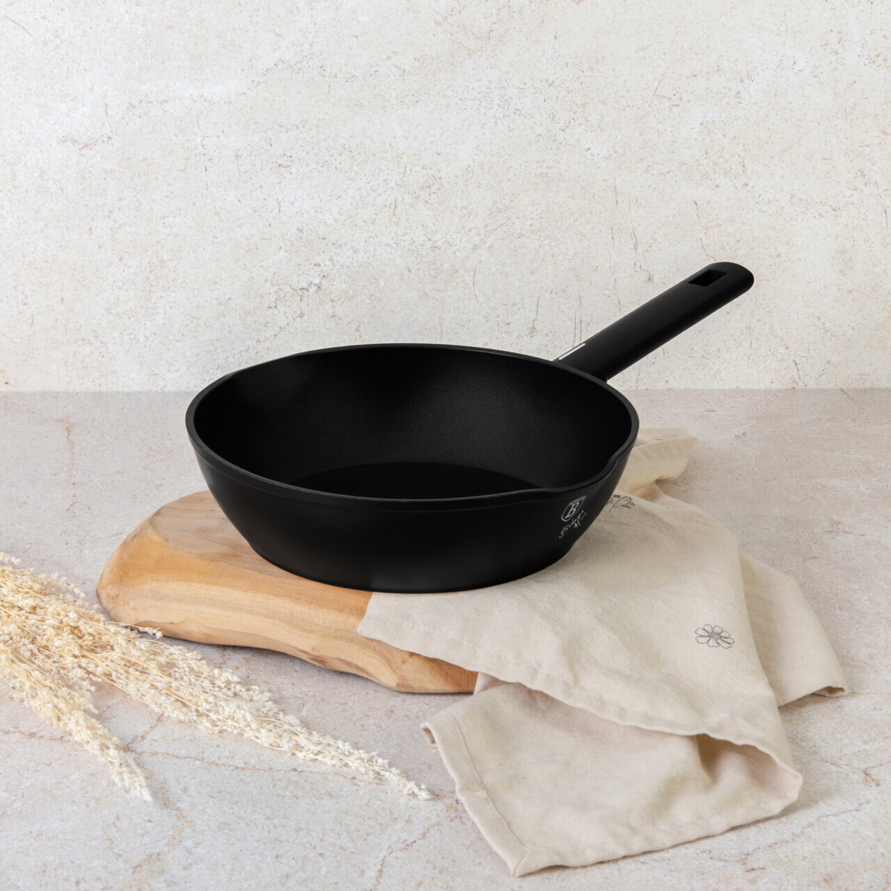 Tigaie adanca Berlinger Haus, Matte Black, 24 cm, 2.3 L, aluminiu forjat, negru