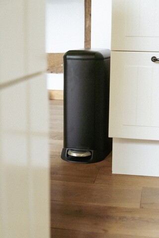 Cos de gunoi cu pedala Design, Wenko, 23.5x41x55 cm, otel/polipropilena, negru
