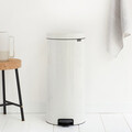 Cos de gunoi cu pedala, Brabantia, NewIcon, 30 L, 38x29.3x67.9 cm, otel, alb