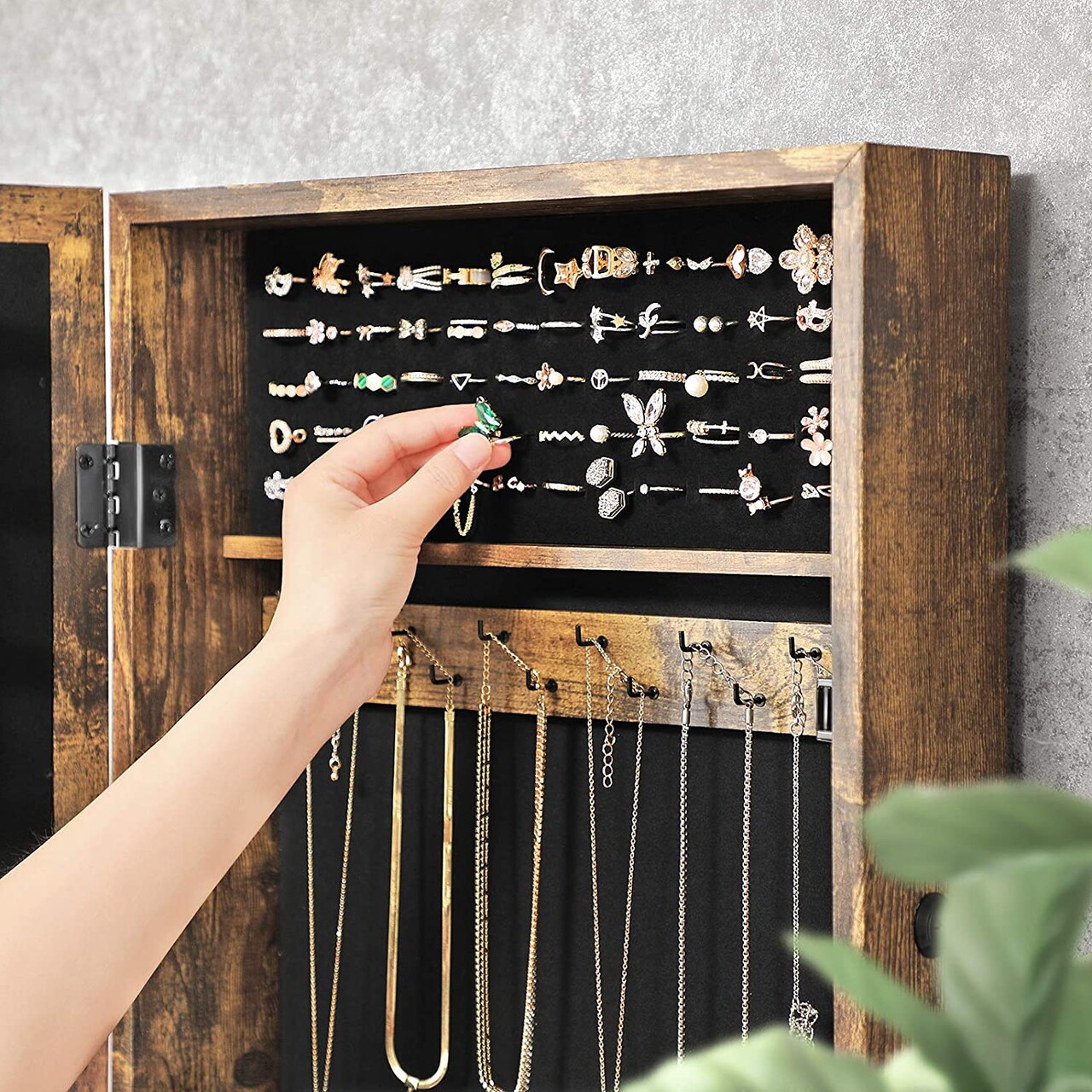 Dulapior de bijuterii cu oglinda, Songmics, cu fixare pe perete, 37x10x67 cm, MDF/catifea, maro - imagine 5