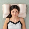 Perna cervicala anti-rid cu husa din satin Youthlow InnovaGoods, 50 x 14 x 30 cm, ergonomica, bej