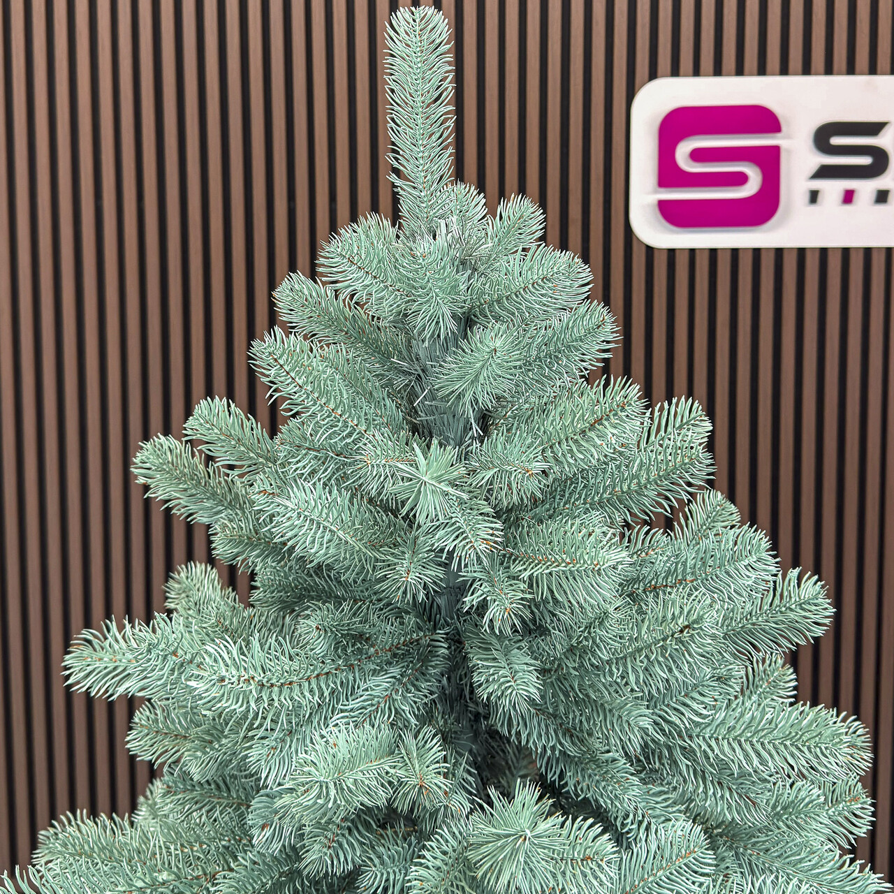Brad artificial Christmas Deluxe by Sersimo, Kovalivka Select argintiu, integral 3D, 210 cm — imaginea 12