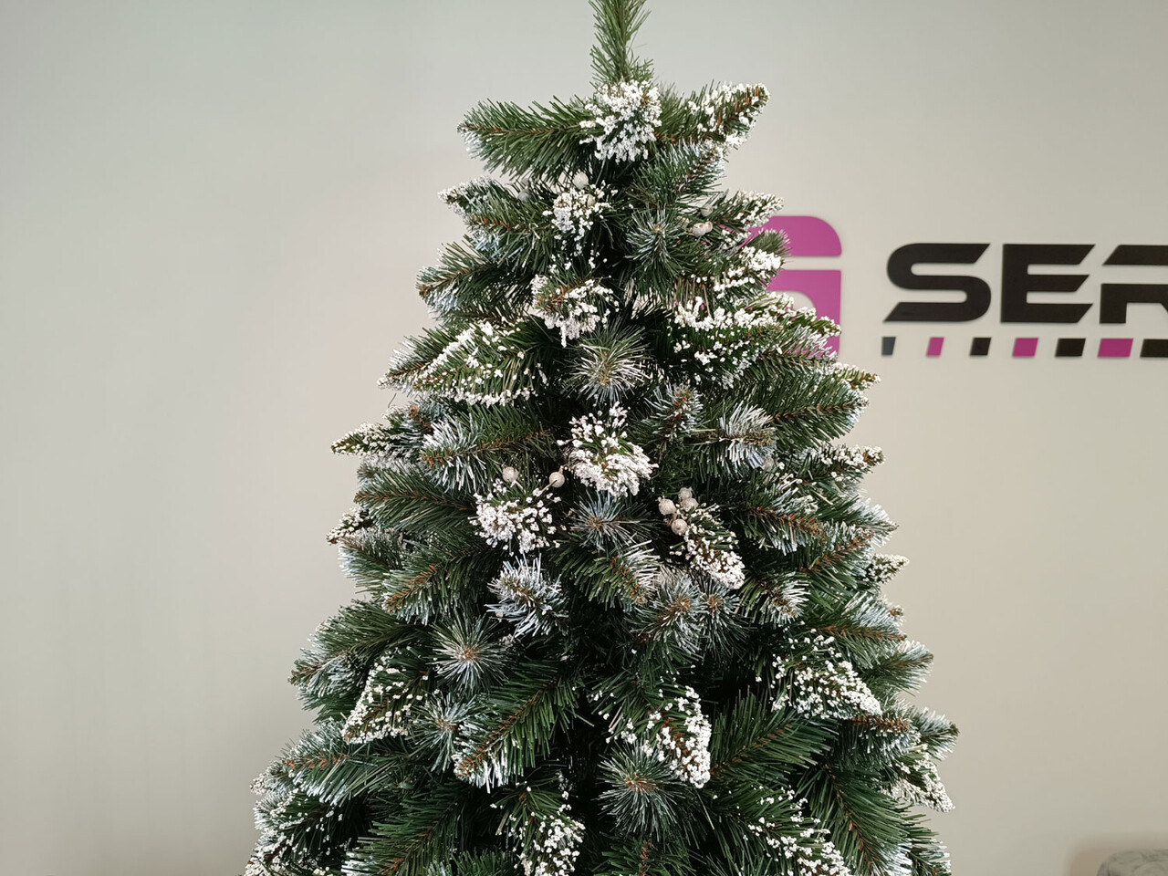 Brad artificial Christmas Deluxe by Sersimo, Crystal nins cu merisoare, 2D, 220cm — imaginea 14