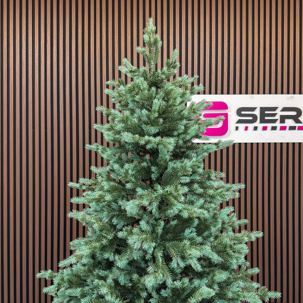 Brad artificial Sersimo, Scandinavia, verde cu varfuri argintii, Integral 3D, 250 cm