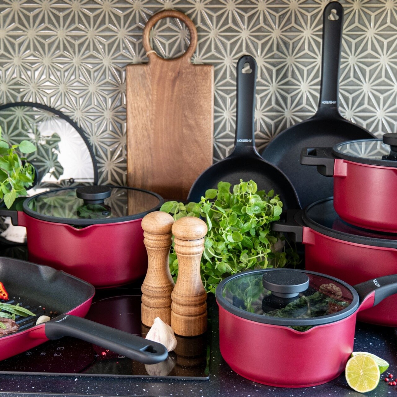 Tigaie Wok cu capac Noel, Ambition, 30 cm, aluminiu, visiniu/negru