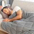Patura cu greutati pentru o persoana Sweikett, InnovaGoods, 7 kg, 120 x 180 cm, poliester/perle de sticla, gri
