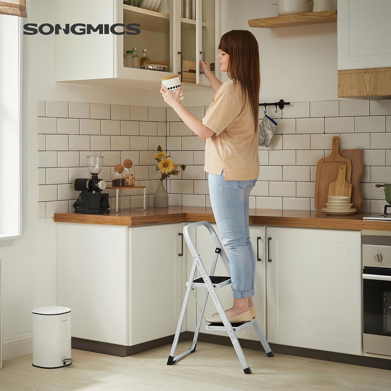 Scara cu 2 trepte, Songmics, plibila, 46.5x63.5x80 cm, max 150 kg, otel, alb