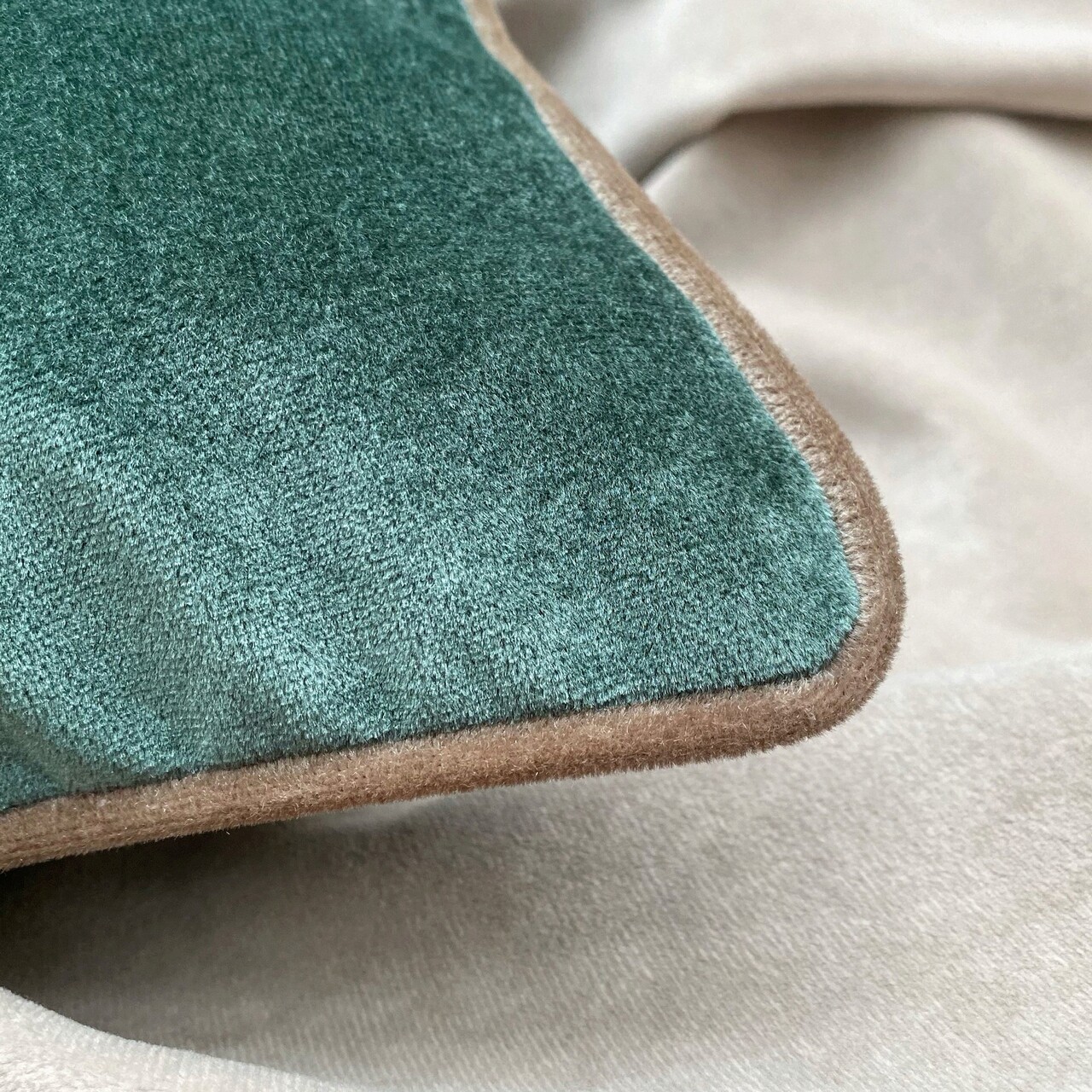Perna, Azury Velvet Pillow With İnsert, 43x43 cm, Polipropilena, Verde mare / Gri deschis - 1 | YEO