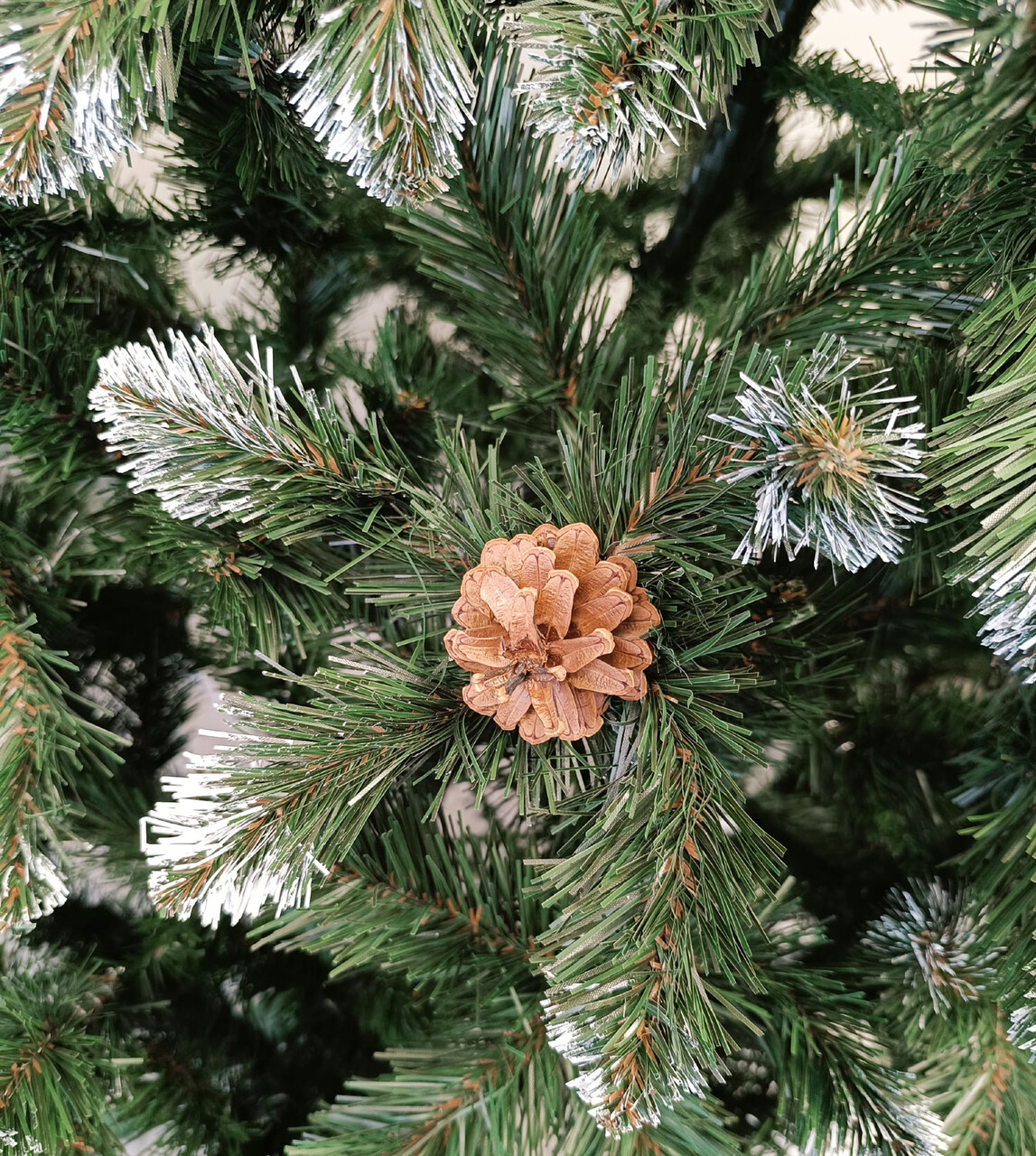 Brad artificial Christmas Deluxe by Sersimo, Lidia Nins cu conuri, 2D, 250cm