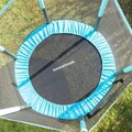 Trambulina copii cu plasa de siguranta Kidine, InnovaGoods, max 80kg, Ø140 x 120 cm, albastru/negru