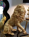 Figurina /sculptura decorativa Lion Shant, Mauro Ferretti, 45x29x55 cm, polirasina, auriu