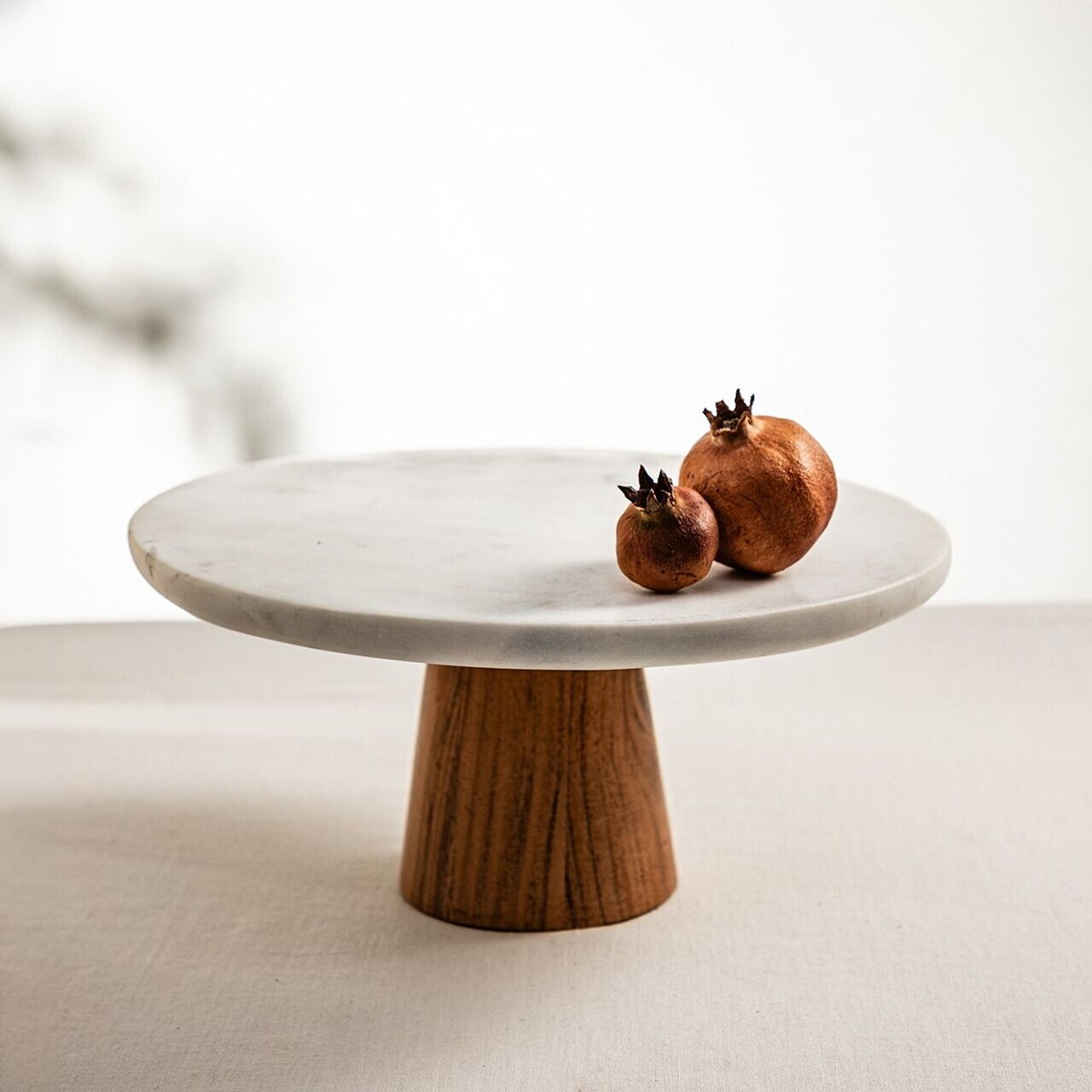 Platou cu picior pentru tort Marble, Homla, 28x13 cm, marmura/lemn, alb/natur - view 2