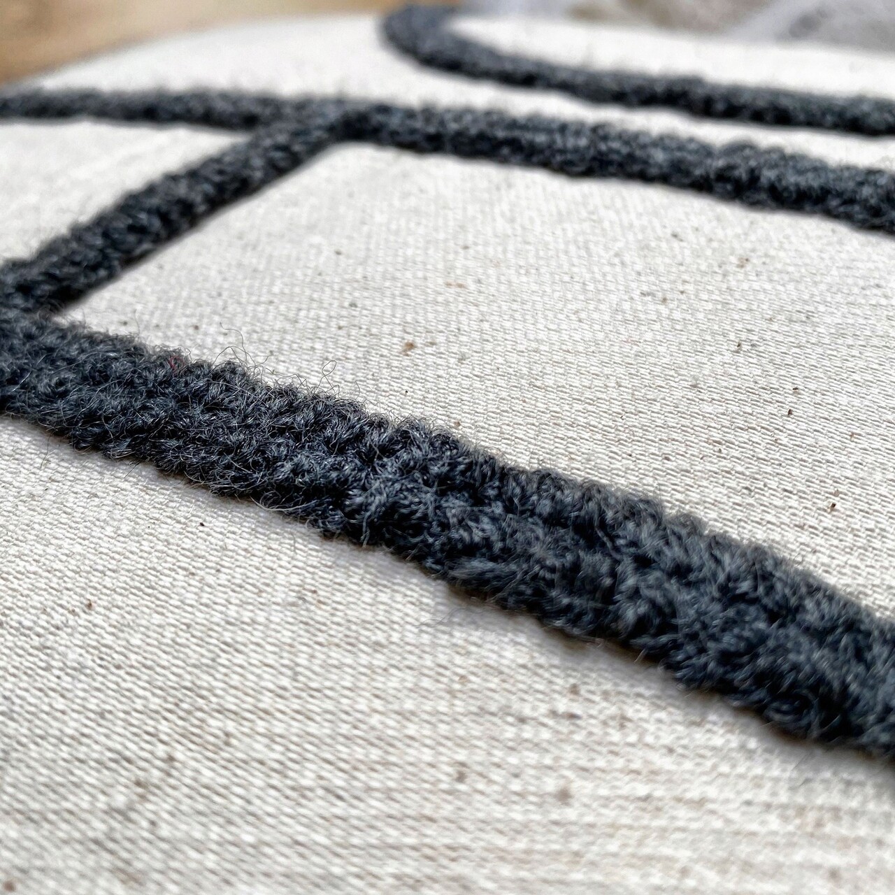 Husa de perna, Nanna Organic Woven Punch PillowCover, 43x43 cm, Gri