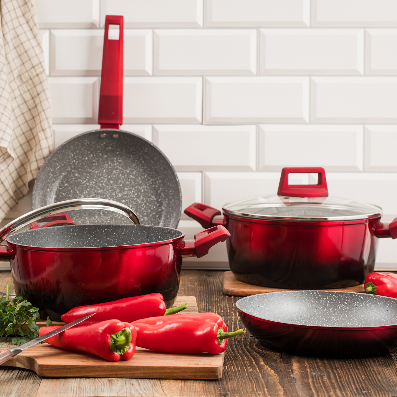 Oala cu capac Ombre Red, Ambition, invelis Qualum Ceramic Stone, 4.3 L, aluminiu, rosu/negru - imagine 2