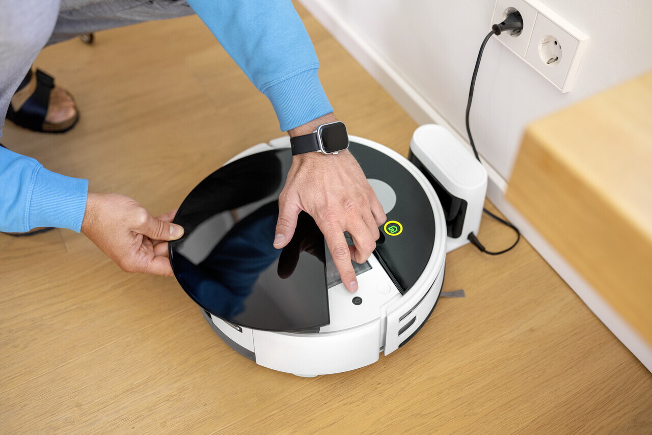 Aspirator robot cu spalare cu rola RVF 7, Karcher, alb/negru — imaginea 2
