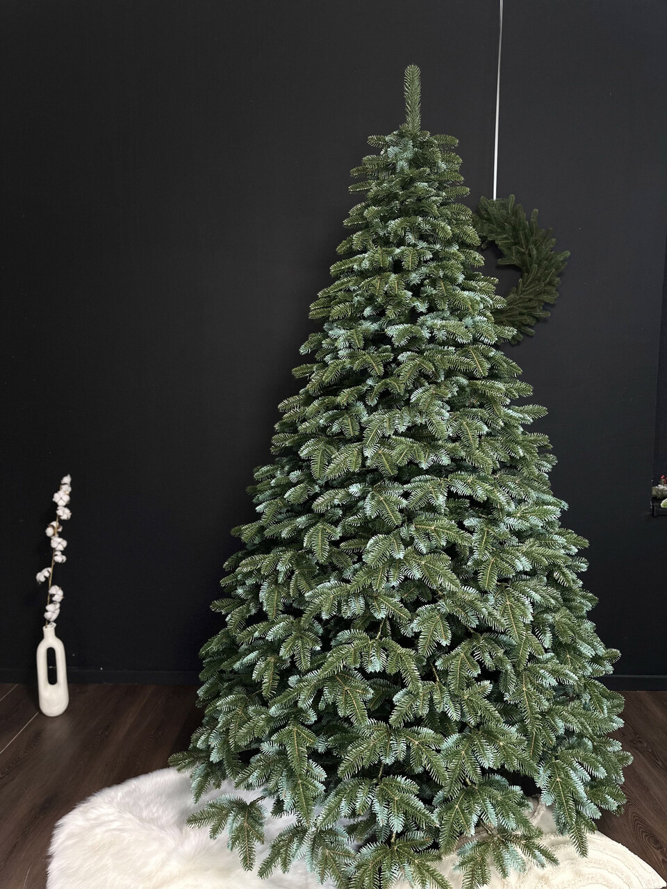 Brad artificial Christmas Deluxe by Sersimo, Canada argintiu, 3D, 210cm - view 2
