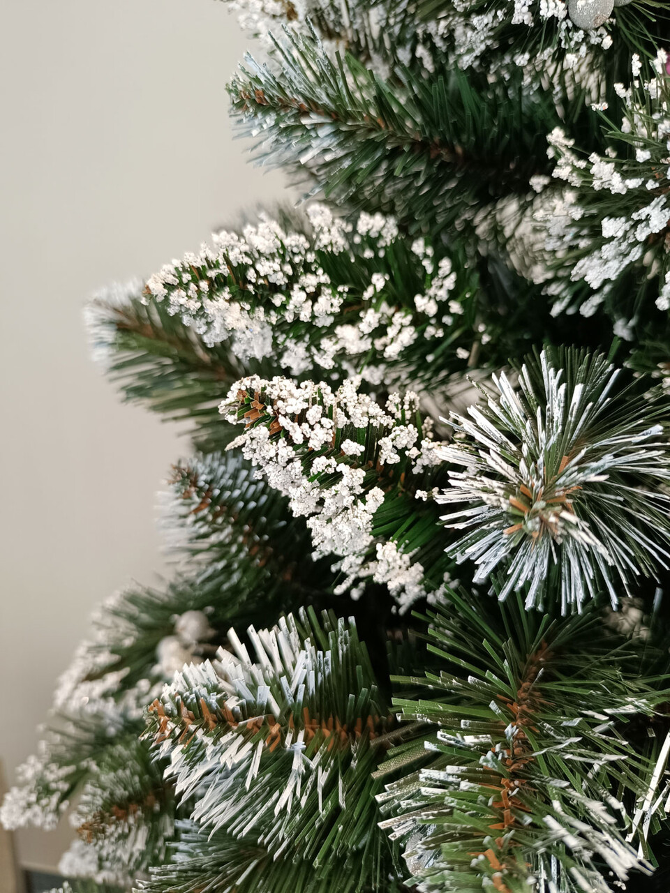 Brad artificial Christmas Deluxe by Sersimo, Crystal nins cu merisoare, 2D, 200cm — imaginea 2
