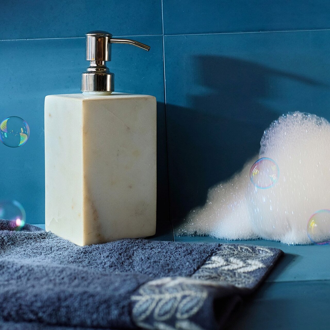 Dozator sapun lichid Nylla, Homla, 7.6x7.6x17.6 cm, marmura/lemn, alb