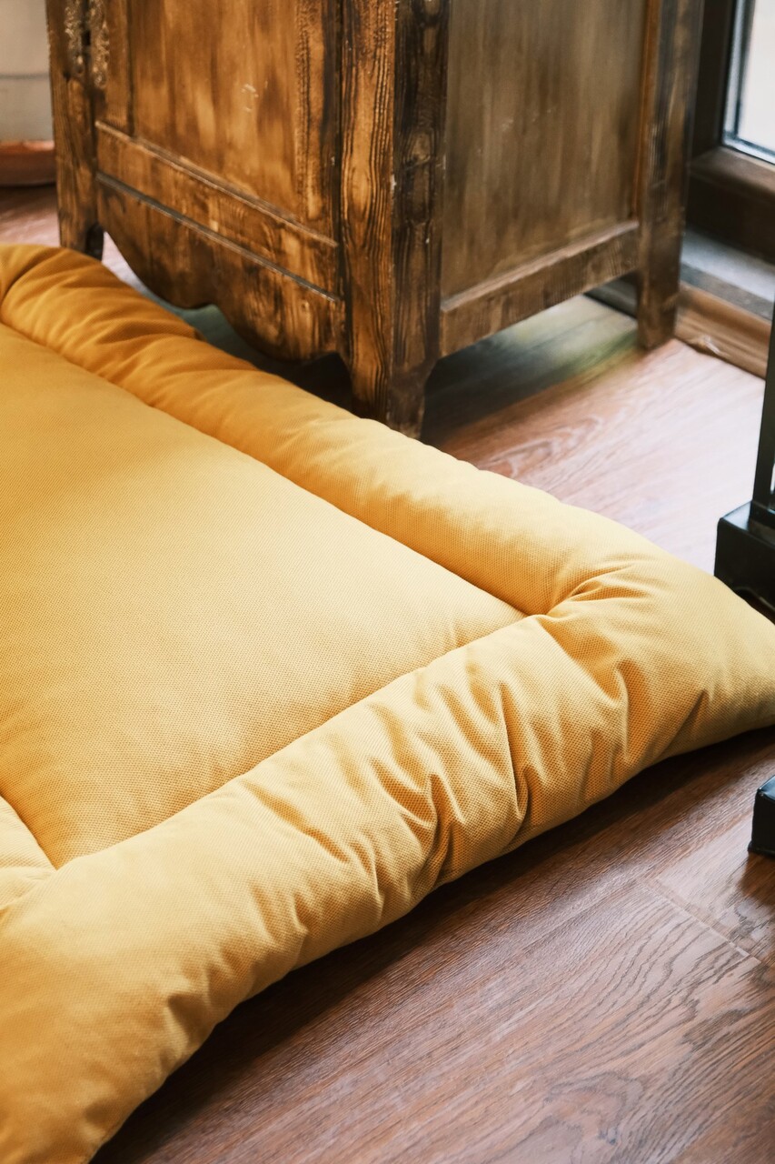 Pat pentru animale de companie, Hanah Home, Yui, 60x7x80 cm, Galben mustar