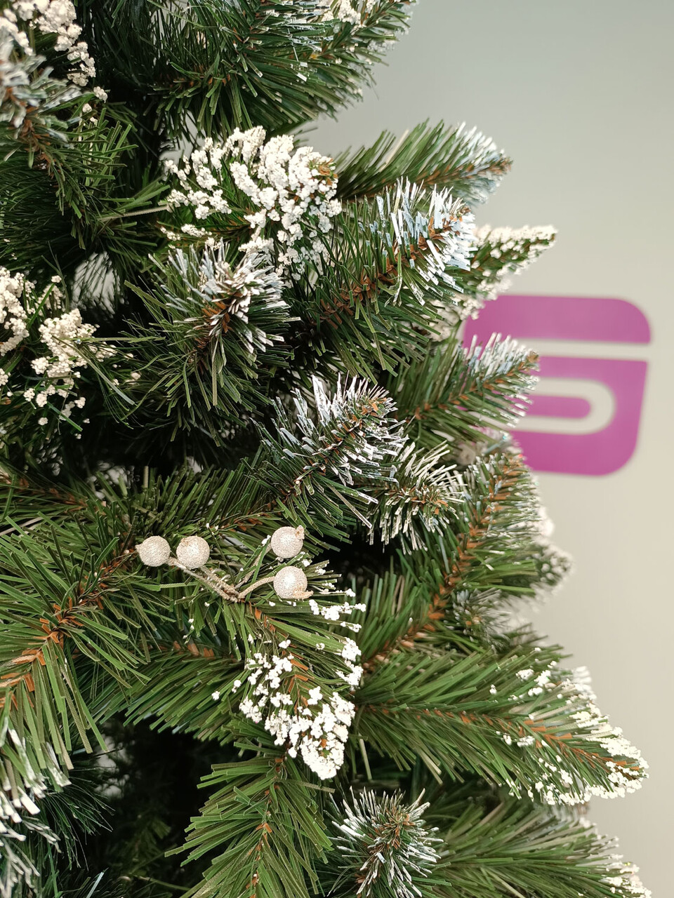 Brad artificial Christmas Deluxe by Sersimo, Crystal nins cu merisoare, 2D, 250cm - imagine 18