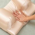 Perna cervicala anti-rid cu husa din satin Youthlow InnovaGoods, 50 x 14 x 30 cm, ergonomica, bej