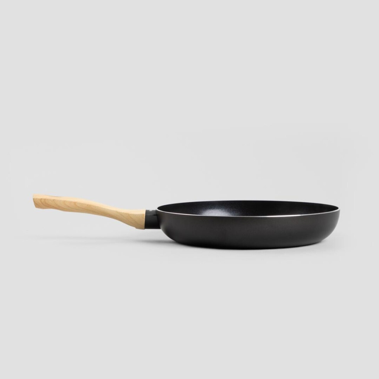 Tigaie B2 Albero Essentials, Homla, 28 cm, aluminiu/inox/plastic, negru/natur - 1 | YEO