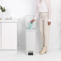 Cos de gunoi cu pedala, Brabantia, StepUp, 40 L, 35.2x28x66.6 cm, polipropilena, gri deschis