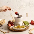 Set servire fondue Mooka, Homla, 27x13 cm, portelan/lemn/inox, alb/natur