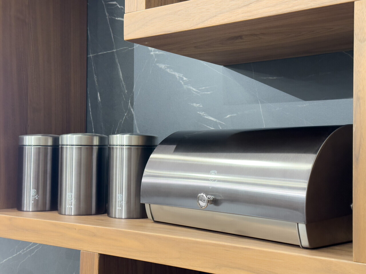 Set cutie pentru paine si 3 recipiente Berlinger Haus, Carbon Pro, 38.5x28x18.5 cm, inox, gri inchis/argintiu - imagine 2