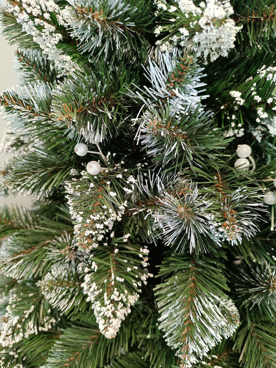 Brad artificial Christmas Deluxe by Sersimo, Crystal nins cu merisoare, 2D, 200cm — imaginea 4
