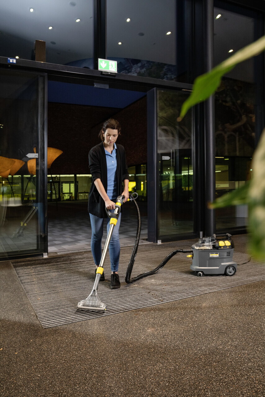 Aspirator cu spalare prin injectie-extractie profesional Puzzi 8/1 C cu duza de podea, Karcher, gri — imaginea 3