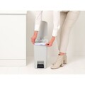 Cos de gunoi cu pedala, Brabantia, StepUp, 16 L, 29.6x22.3x41.1 cm, polipropilena, gri deschis