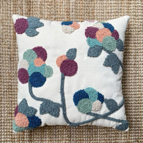 Perna, plummy dahlia, 43x43 cm, material: 20% in, 80% poliester, violet / verde migdale / roz / bleumarin / mentă